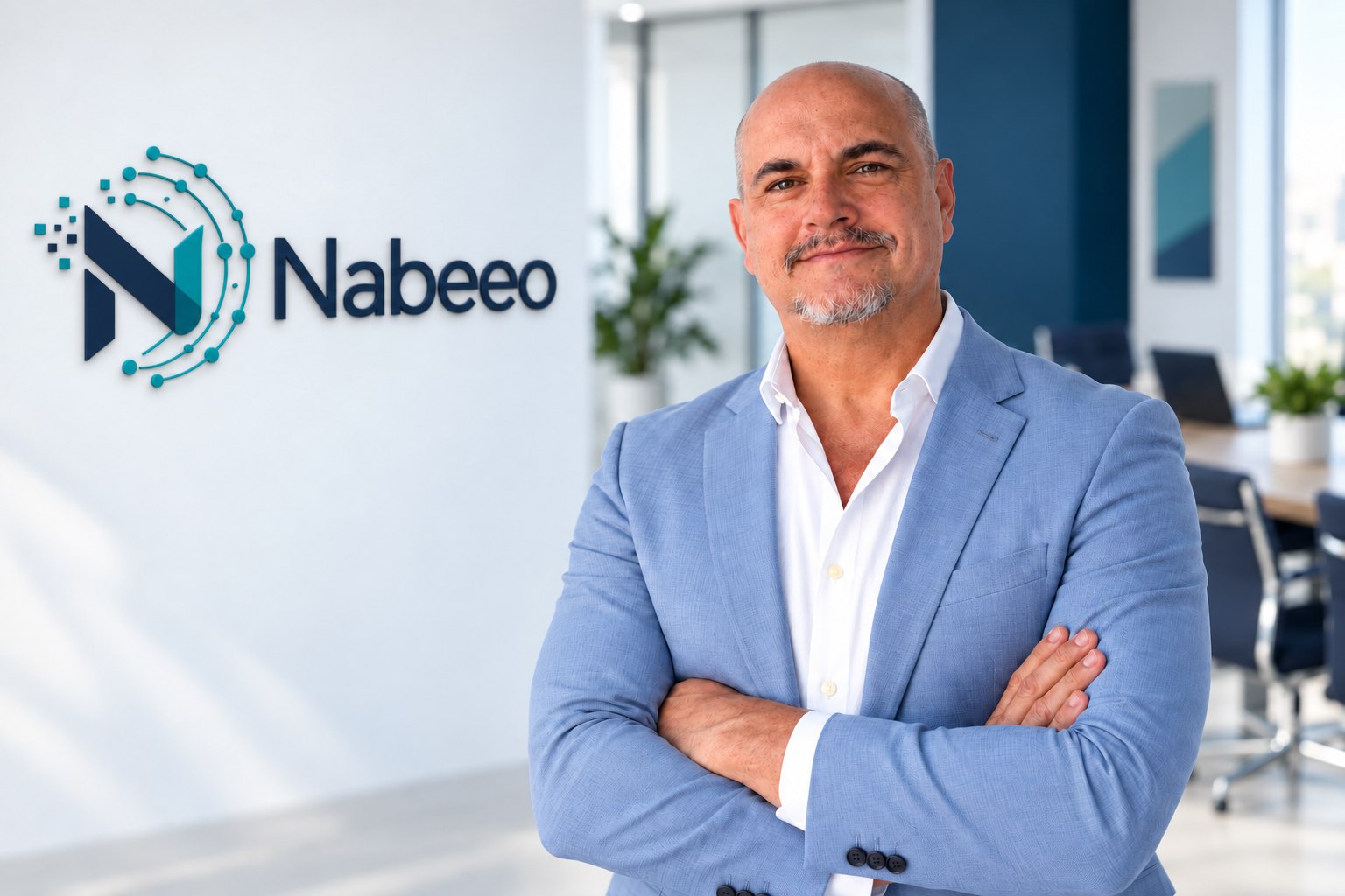 Retrato del responsable de Nabeeo junto al logotipo de la consultora.
